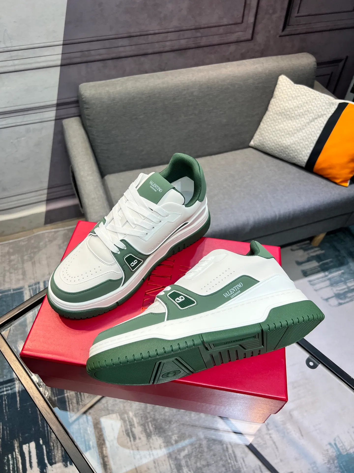 Men's Men's Shoes 💰660 Valentino 2023 early autumn new star shoes are now online! Wang Hedi and Ren Jialun have been worn by many celebrities. Who can refuse the same couple shoes as Wang Hedi! The design of Stars Stab My Heart is cool and spicy. The material of the shoes is cowhide, and every color is beautiful! Size 35-40, men’s size 39-44 (women’s 41, men’s 38, 45🉑️customized)